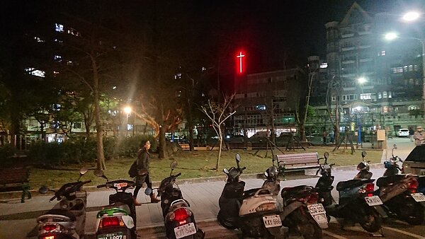 夜間的東湖1號公園，里民依然樂意在公園內活動打球。圖／徐子為攝