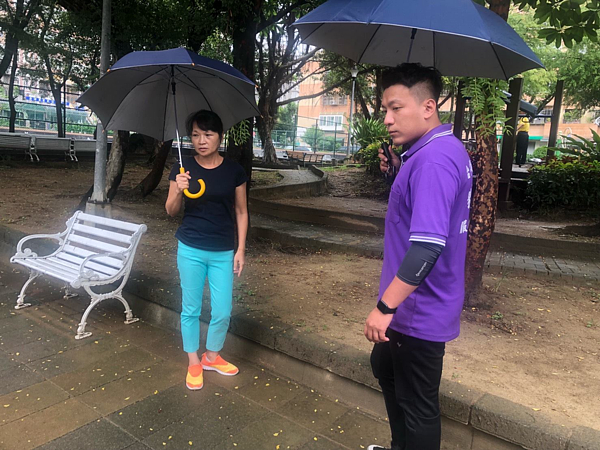 康寧里里長鄭秀鳳與台北市議員陳義洲服務團隊進行公園水土保持會勘。圖／台北市議員-陳義洲臉書粉專