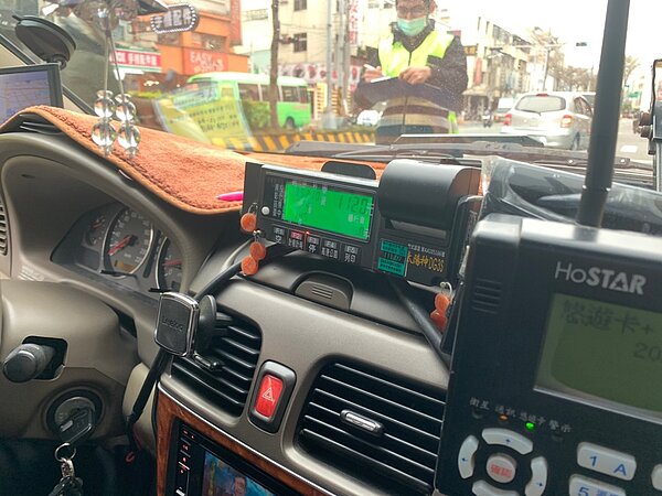 台中所有計程車一律須按照計費表跳表收費,並無議價方式。圖/台中市交通局提供