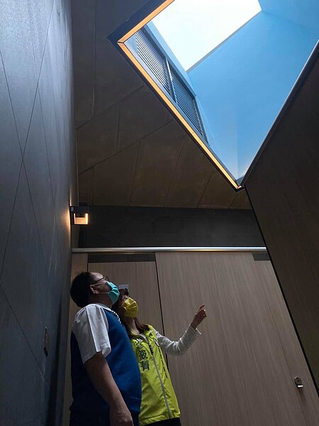 苗栗火車站公廁天井設計出包。圖/取自苗栗縣議員徐筱菁臉書