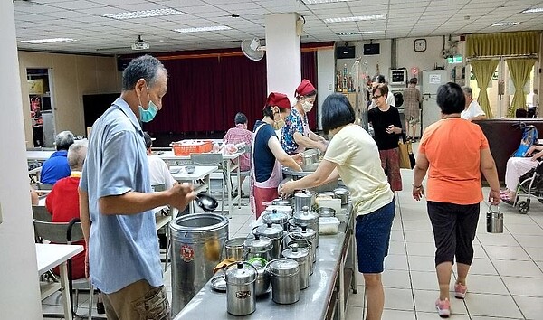 老人共餐志工參與。圖／周宥希攝