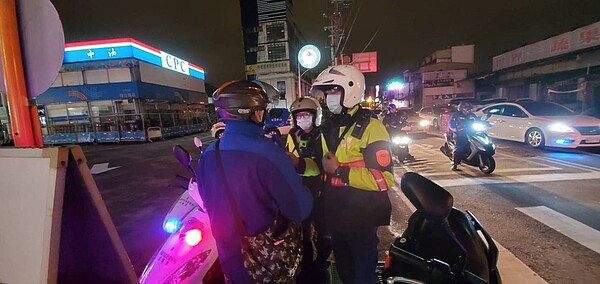 中壢警方針對酒駕、闖紅燈、並排停車、轉彎未依規定等重點取締，提醒民眾應減速慢行、遵守交通規則。記者朱冠諭／翻攝