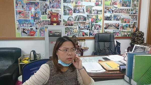 紫星里謝佳惠里長於里辦公室接受訪談。圖／徐子為攝