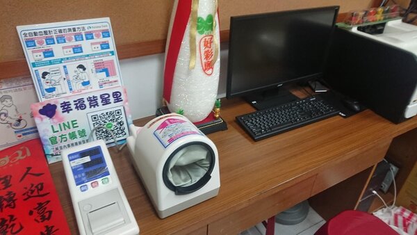紫星里辦公室自行設置的血壓、血糖健康指數測量站。圖／徐子為攝