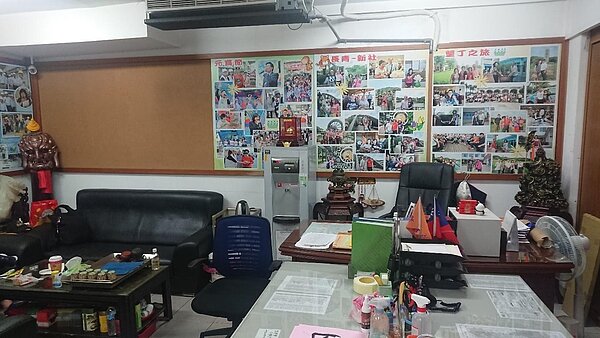 紫星里辦公室內部擺設與裝飾，可見到過往的活動剪影紀錄。圖／徐子為攝