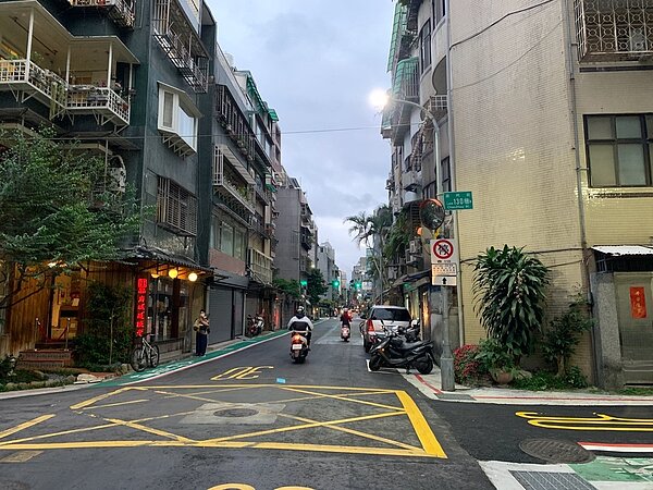 錦安里內的巷弄都改造過，不只友善道路，也讓行人更加安全。圖／郭思妏攝