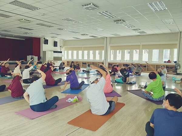 里長龔志慧積極爭取老人福祉，也有舉辦運動課程。圖／龔志慧提供