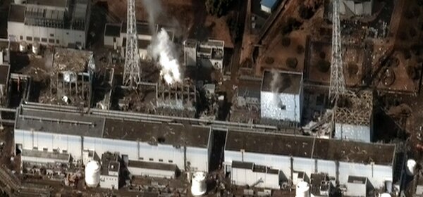 衛星拍攝的福島第一核電廠影像。從右至左分別是在事故中嚴重損壞的1號機至4號機組。圖／取自維基百科