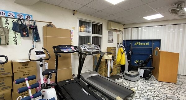 錦盛里里民活動中心內設有運動器材供里民使用。圖／林芷綺攝