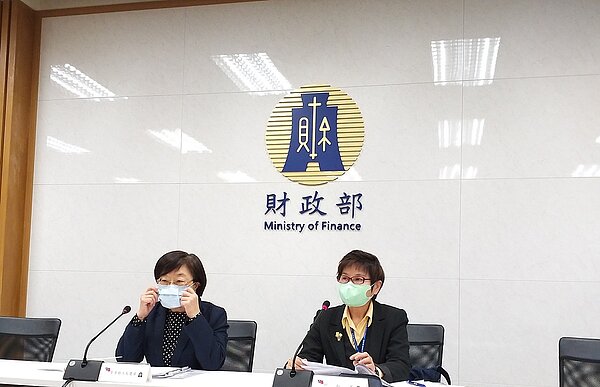 財政部政務次長李慶華(左)及賦稅署署長許慈美,針對房地合一稅2.0進行說明。圖/好房網News記者林和謙攝