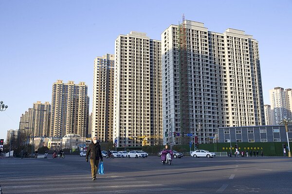 應對近期房價高企,一線城市調控政策多項指向收緊銀根,尤以深圳最為嚴厲。圖為山西一新蓋樓盤。圖/中新社