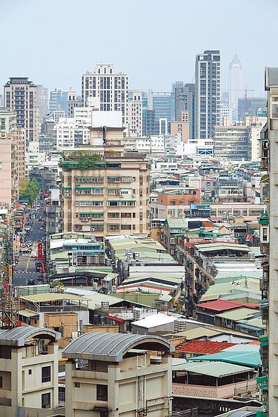 行政院會11日通過房地合一稅2.0,修正短期持有的定義,從2年拉長到5年,境內營利事業也比照個人,5年內賣屋課重稅35%至45%,以打擊投機客炒房。(黃世麒攝)