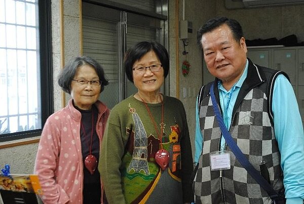 連圀堂里長（右1）與里民關係融洽。圖／張愷丰攝