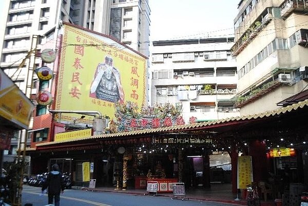 五分埔福德宮為里區重要的信仰中心。圖／張愷丰攝