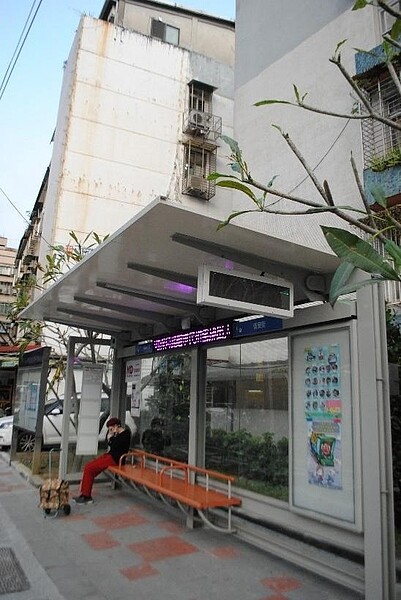 經過整理後的信安街站牌,提升里民等車時之舒適度。圖/楊介舟提供