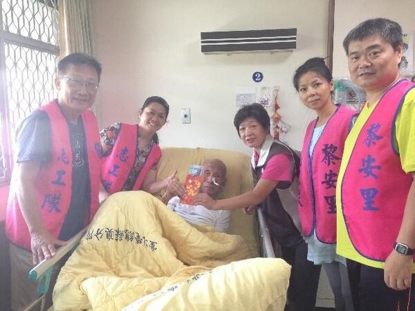 劉梅菊與志工前往醫院發送重陽禮金給榮民圖／劉梅菊提供