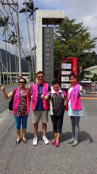劉梅菊偕同志工前往榮總員山分院探視榮民。圖／劉梅菊提供