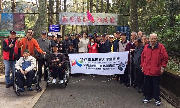 劉梅菊攜里區榮民，前往兩蔣園區謁陵。圖／取自劉梅菊臉書