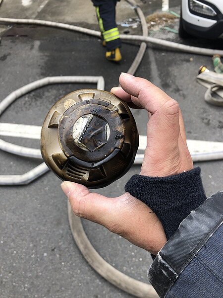 嘉義市邱姓屋主家中安裝住警器，11日第一時間住宅響起，通知屋內1樓3人立即逃生，2樓3人也及時走避由消防員救出。記者卜敏正／翻攝