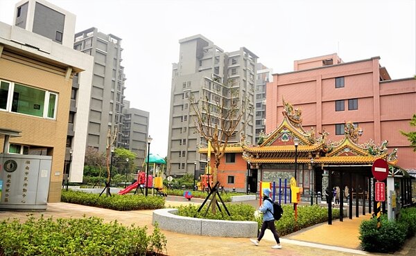 全國最大里湖南里內的湖南活動中心，經常性舉辦活動，吸引居民時常造訪。圖／林口區公所提供