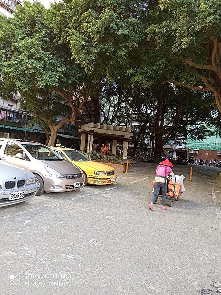 國光小公園連著停車場，阿嬤資源回收的身影。圖／夏維鴻攝影