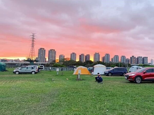 華中橋下熠熠星光，波光粼粼，是符合國際標準的露營區。圖／劉嘉靖攝