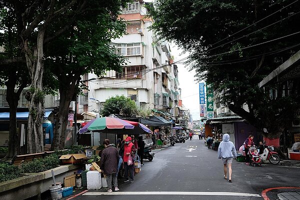 東園公園周遭街景，與擺攤的人群。圖／陳俞蓁攝