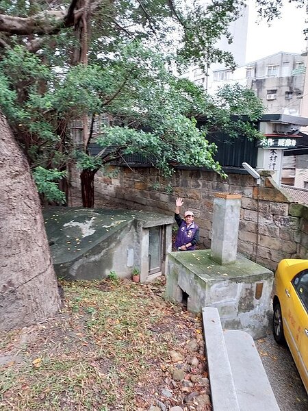 二次大戰時期的防空洞，申請就可結隊探險。圖／鄭敦敦攝