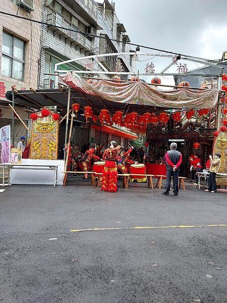 民俗技藝團一陣鑼鼓喧天，迎接豐盛。圖／鄭敦敦攝