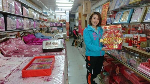 走進懷舊的老式嫁妝店,讓施育婷感到幸福。圖/夏維鴻攝