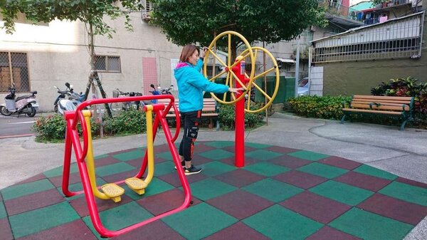 忠德公園百香果藤架旁，是兒童遊戲區。圖／夏維鴻攝