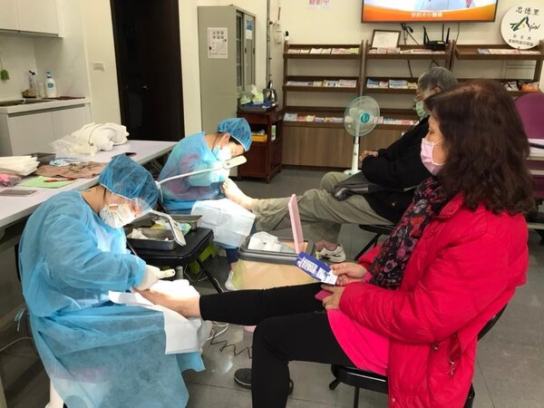 專業美甲師幫長輩美甲,行善很創新。圖/夏維鴻攝