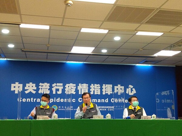 AZ疫苗開打再傳出血栓不良事件,國產疫苗則因為沒有第三期臨床實驗就緊急上市(EUA)再引發擔心。記者陳碧珠/攝影