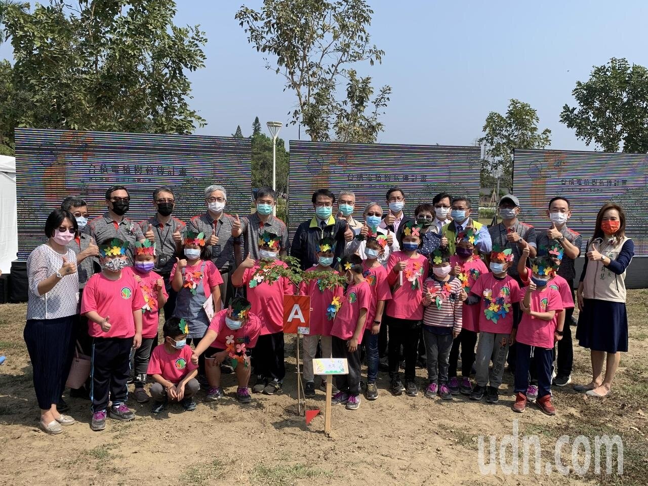 台南市府與台積電今天在山上花園水道博物館種下40棵台灣原生種樹「九芎」。圖/聯合資料照