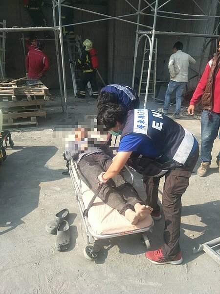 消防人員到場，先入內透過階梯協助受困三人離開水池，後由外部消防人員，攙扶至擔架隨即送醫。記者陳弘逸／翻攝