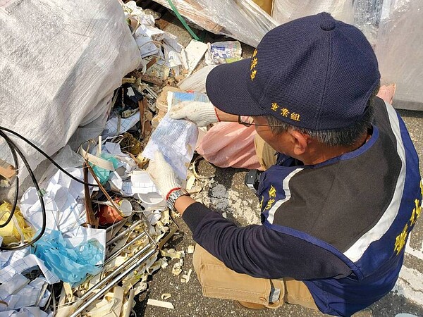 新北塭仔圳重劃區的路邊11日遭棄置大量裝潢廢棄物,環境稽查重案組員逐一破袋找到裝潢圖說、估價單及出貨單等證物。圖/新北市環保局提供