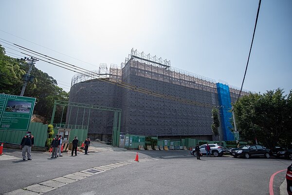 桃園市府爭取預算興建大有地區立體停車場,連同市府自籌經費共5.47億元,今天舉行上梁典禮。圖/桃園市政府提供