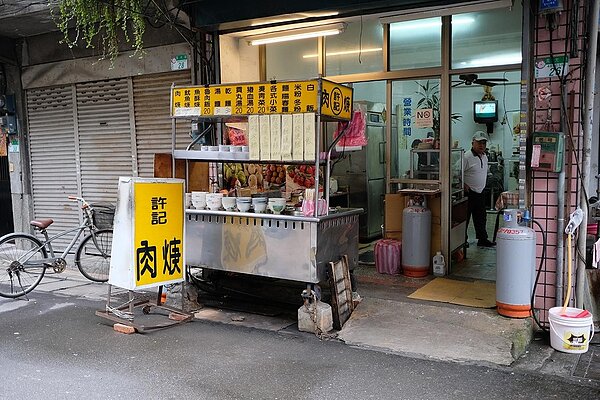 里長收藏的在地小吃。圖／陳俞蓁攝