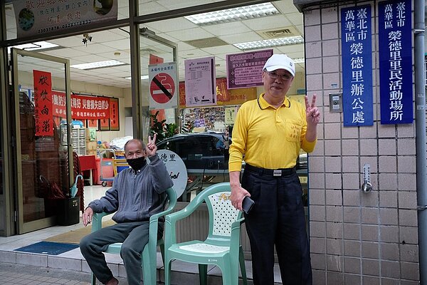 里長與民眾合照。圖／陳俞蓁攝
