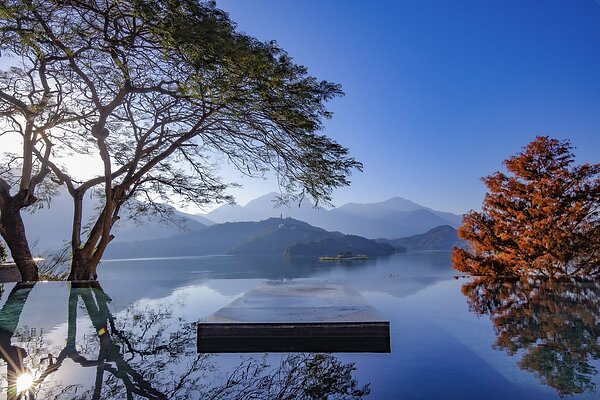 涵碧樓擁有全台灣最大戶外無邊際游泳池，特殊釉面瓷磚與Over Flow設計，巧妙融合池水天際。圖／涵碧樓提供
