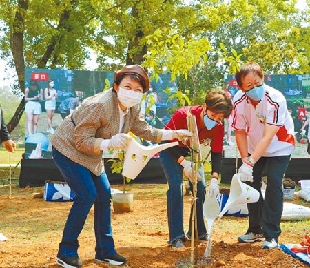 台中市長盧秀燕(左)12日與台積電董事長劉德音(右)及台積電慈善基金會董事長張淑芬(中),共同在后里森林園區,親手種下一顆「希望樹苗」。圖/劉朱松