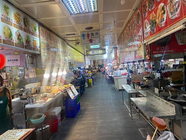 有網友貼出士林夜市空蕩蕩的現況照,感嘆「老闆比客人多」。圖/翻攝自FB「爆廢1公社」