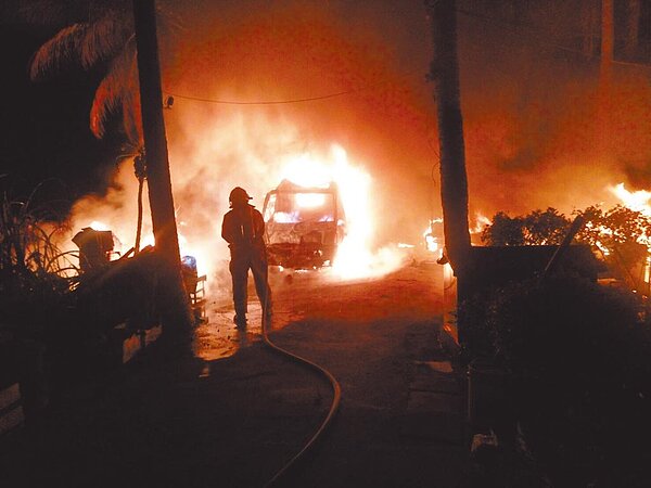 台南市佳里區塭內里一處平房12日清晨發生火警釀2死,消防人員到達時,平房已全面燃燒。(讀者提供/劉秀芬台南傳真)