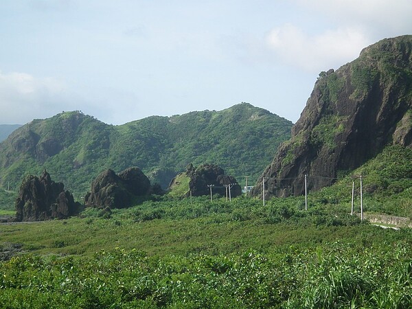 蘭嶼島上居民用電，是靠發電廠柴油機組發電後，利用電桿纜線供輸到全島各村落，但因電桿纜線是沿著環島公路傳輸電力，長期暴露在外，易受到東北季風及颱風侵襲，導致斷桿或纜線遭海鹽侵蝕造成斷電等問題。圖／蘭嶼楊姓居民提供