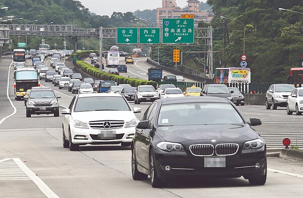 為鼓勵民眾提前掃墓以分散連假國道壅塞車流,清明連假前兩個周休採單一費率再7折收費。示意圖/聯合報系資料照