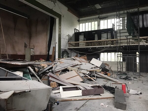 本月2日首次舉行鹿鳴堂修復及再利用計畫審查會議時,已有文資委員提出垃圾未清運,恐容易產生火災風險。圖/林怡君提供