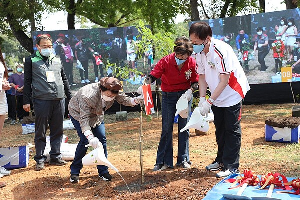 7.2公頃台中后里森林園區，即日起免費入園，市長盧秀燕（左起）、台積電慈善基金會董事長張淑芬、台積電公司董事長劉德音一起種植60株希望樹苗。圖／台中市新聞局提供