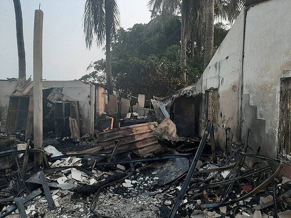 台南市佳里區民宅12日清晨發生火警，楊姓夫婦逃生不及被大火吞噬，房子只剩斷垣殘壁。記者吳淑玲／翻攝