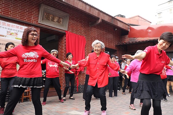 中和百年古厝「福建居」經過整理後,申請成立為「新北市銀髮俱樂部」。圖/新北市政府提供