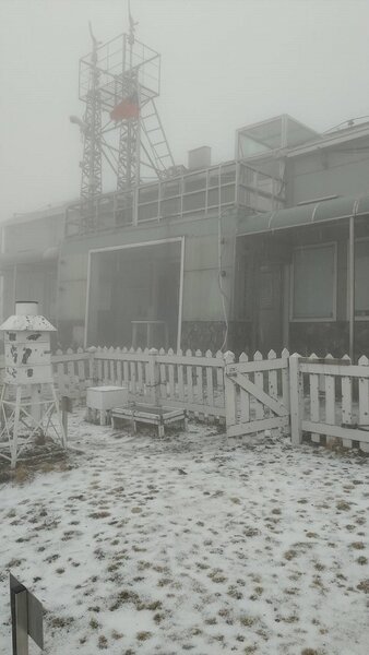 玉山站下午13時25分開始下雪，下午2時積雪0.7公分。圖／氣象局提供
